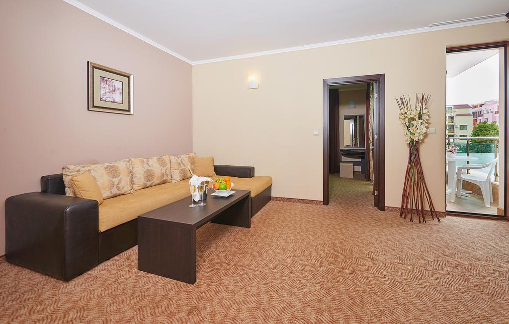 Central Plaza Pomorie Bilik gambar