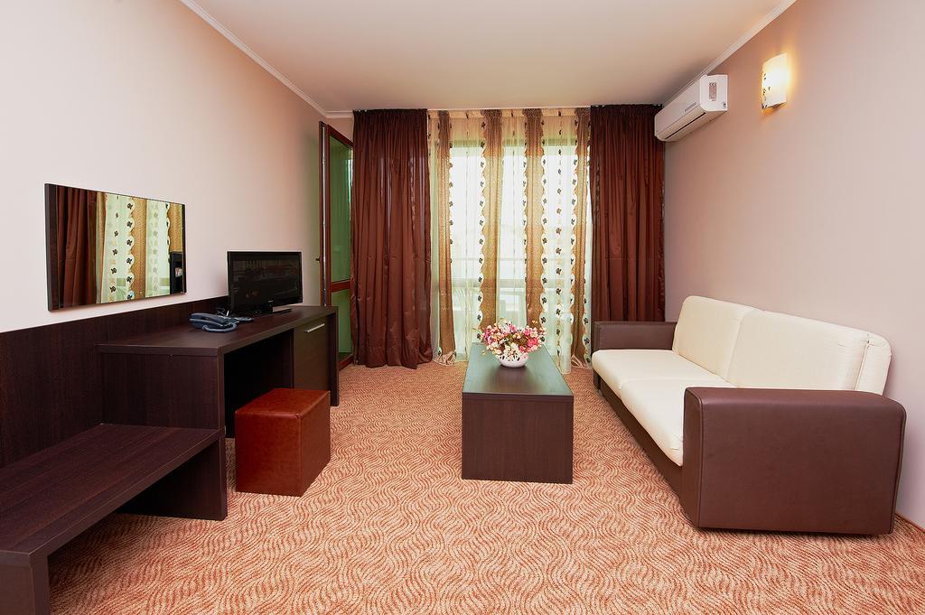 Central Plaza Pomorie Bilik gambar
