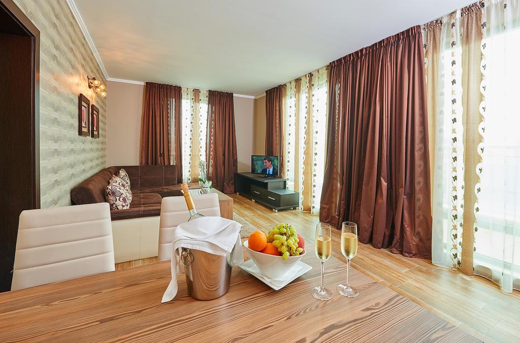 Central Plaza Pomorie Luaran gambar