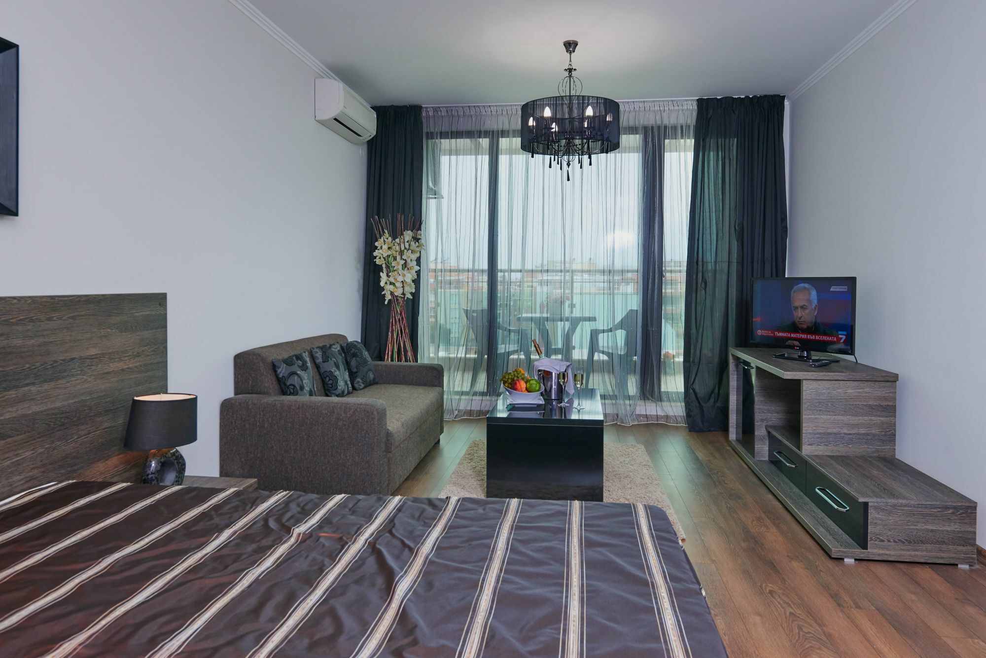 Central Plaza Pomorie Luaran gambar