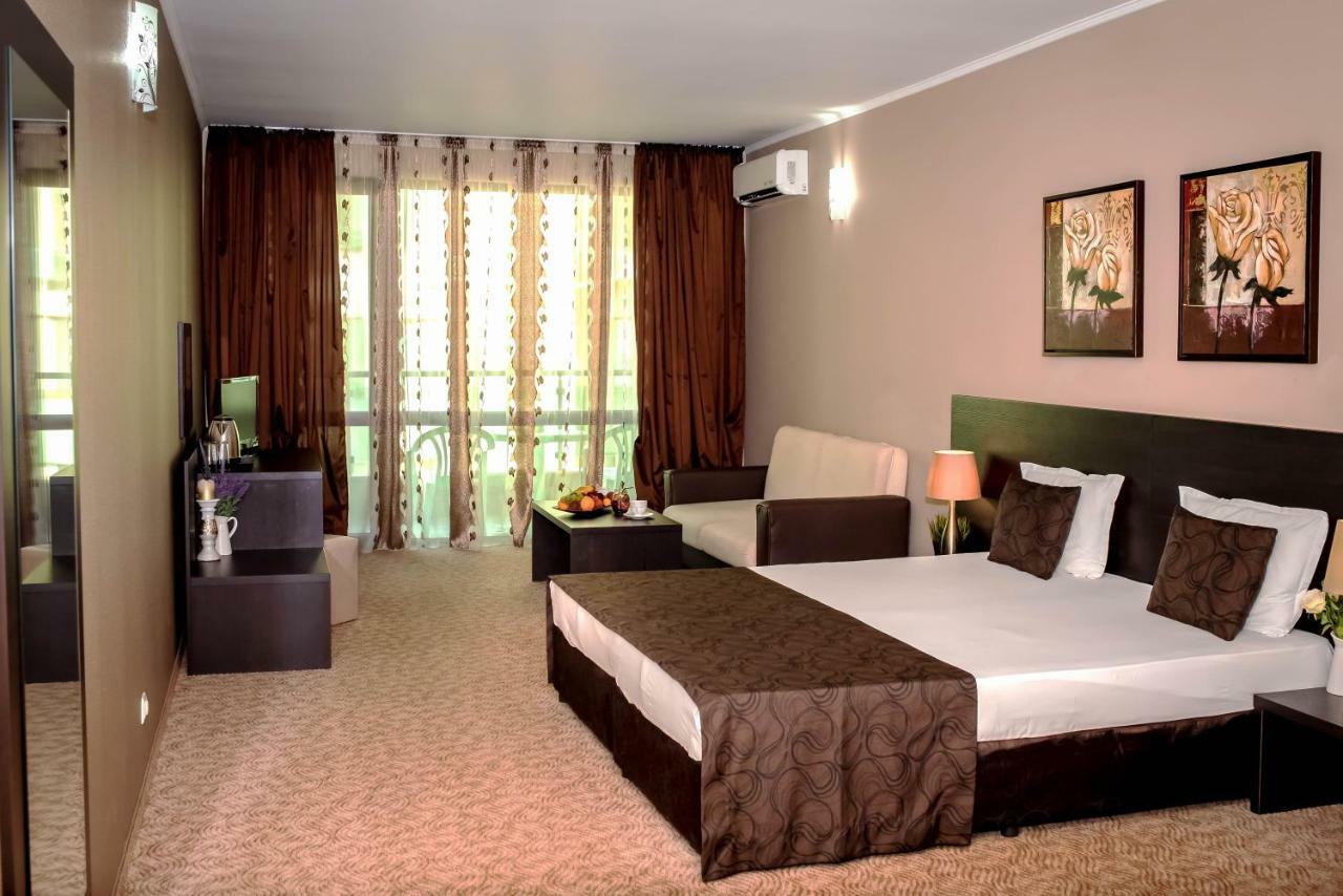 Central Plaza Pomorie Luaran gambar